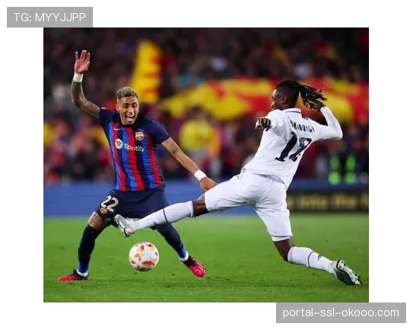 巴萨训练课重点演练边中结合，拉菲尼亚加练传中